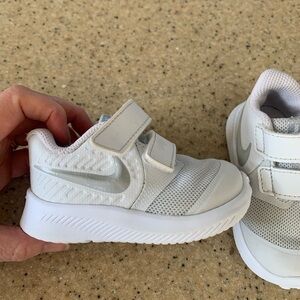 Nike AT1803-401 Star Runner 2 Kids Silver and White Sneakers 3C